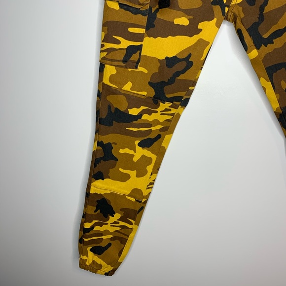 Camo cargo pants. ( SIZE M AVAILABLE) - Picture 4 of 5